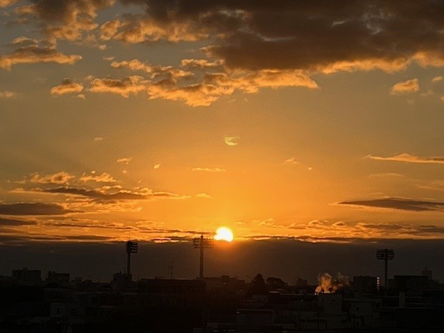 明るい朝焼けの写真